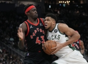 开云体育入口-太阳鏖战雄鹿，米切尔高光表现