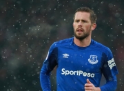 开云体育官网-西甲国家德比之夜，迪巴拉连续得分拉开差距，改写战局的艺术