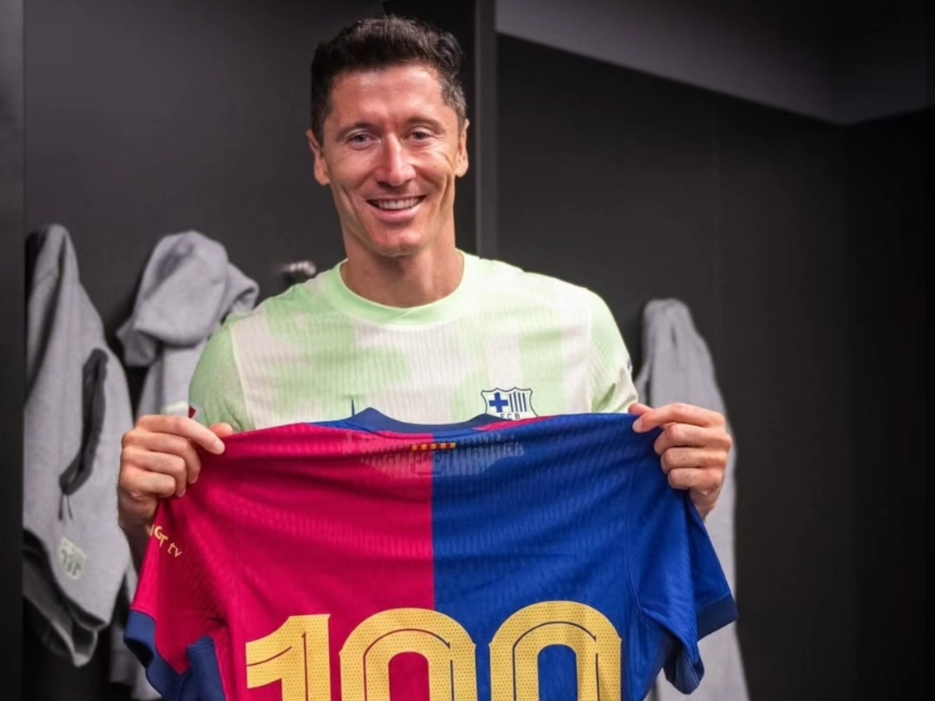 包含哥伦比亚血洗丹麦，莱万打破历史纪录的词条