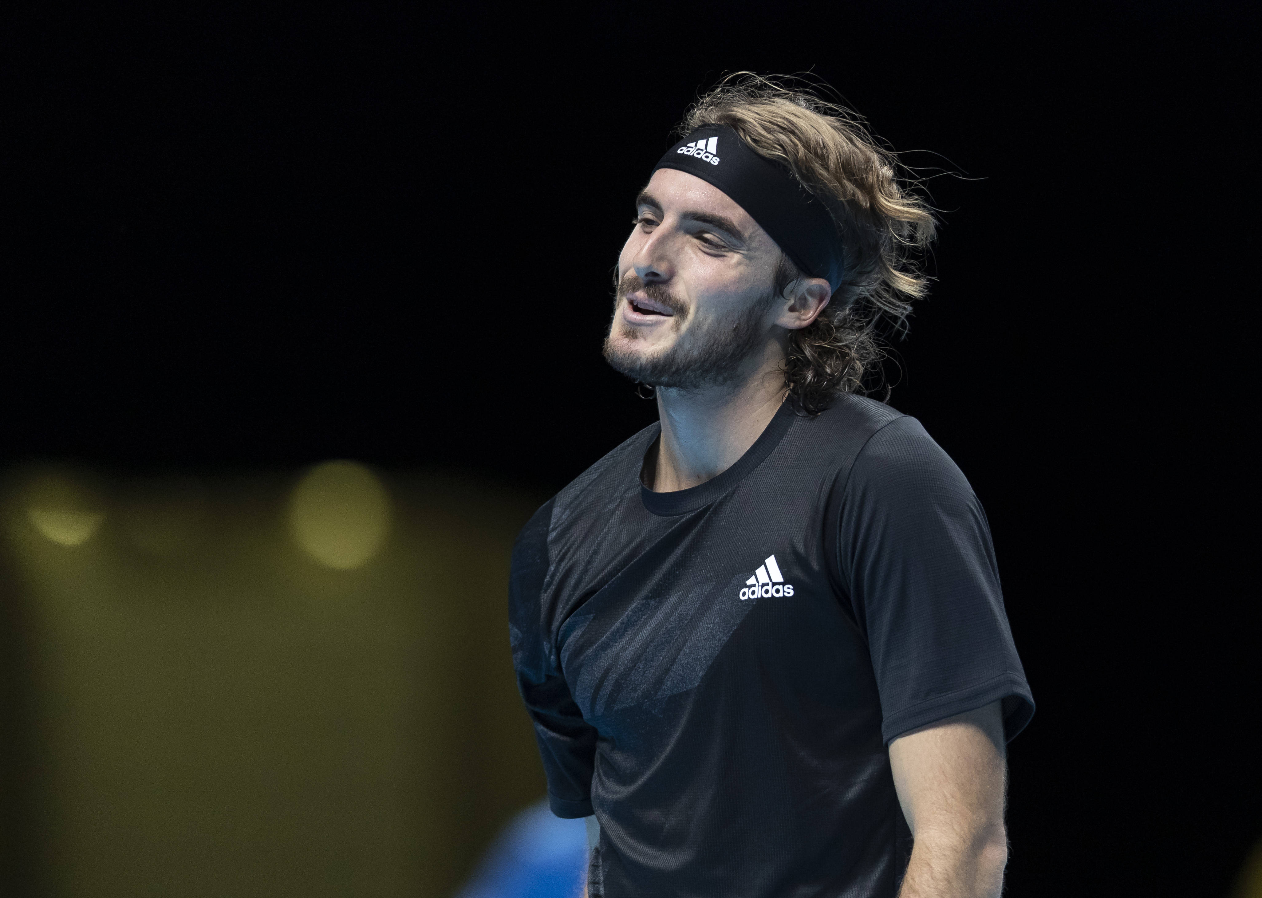 世界网球队力克英国网球队，西西帕斯统治全场的简单介绍