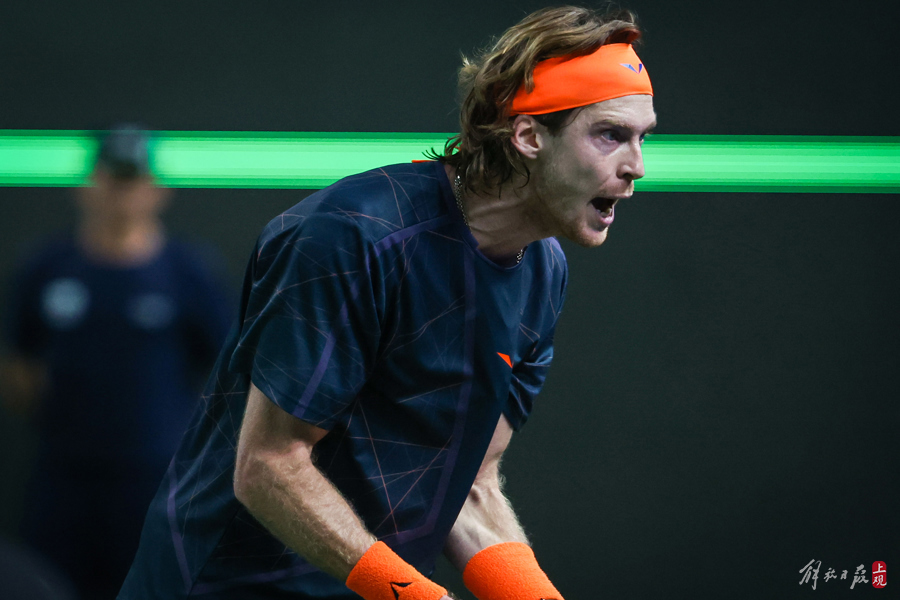 西班牙网球队鏖战世界网球队，费德勒送出助攻