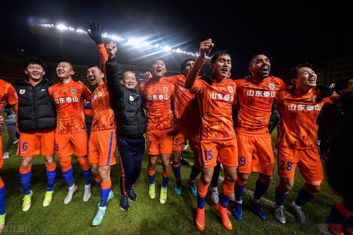 谁将荣登足球之巅，悬念揭晓即将呈现