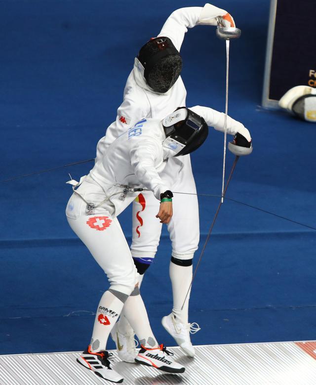 秘鲁击剑选手百折不挠最终获胜