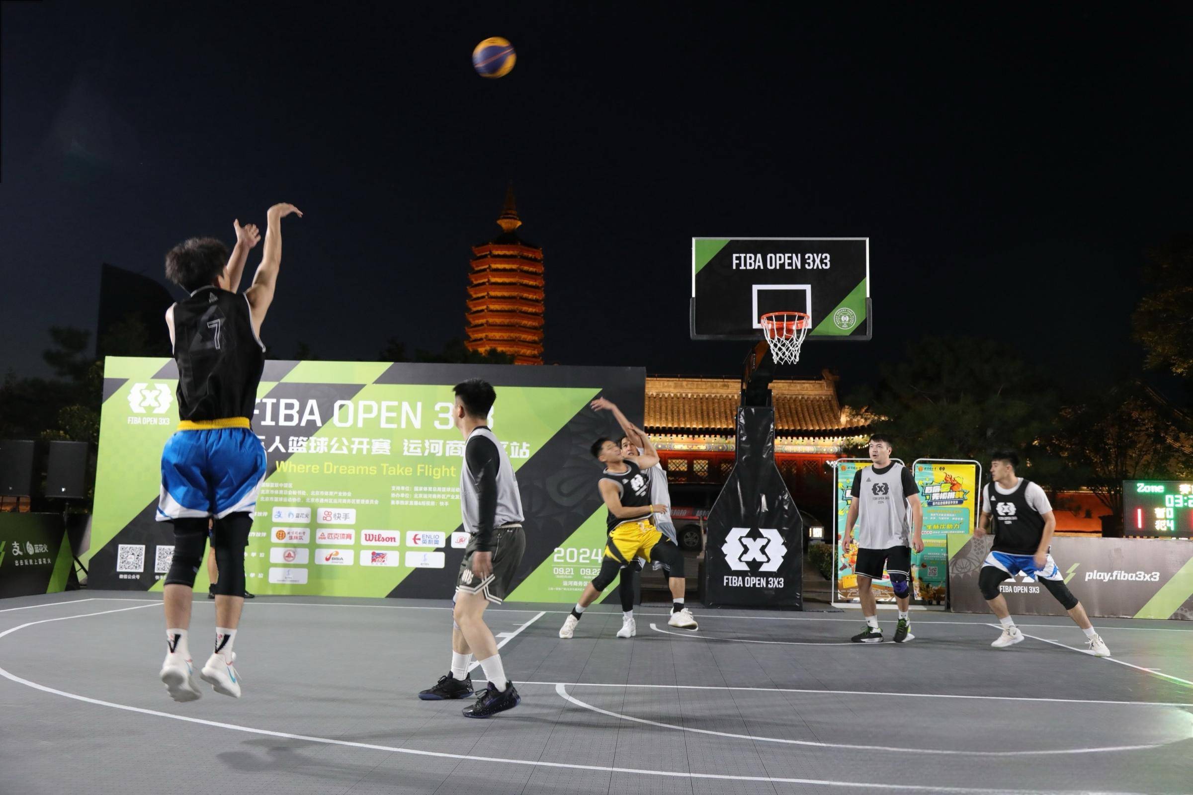 篮球选手在社交平台上发布训练视频