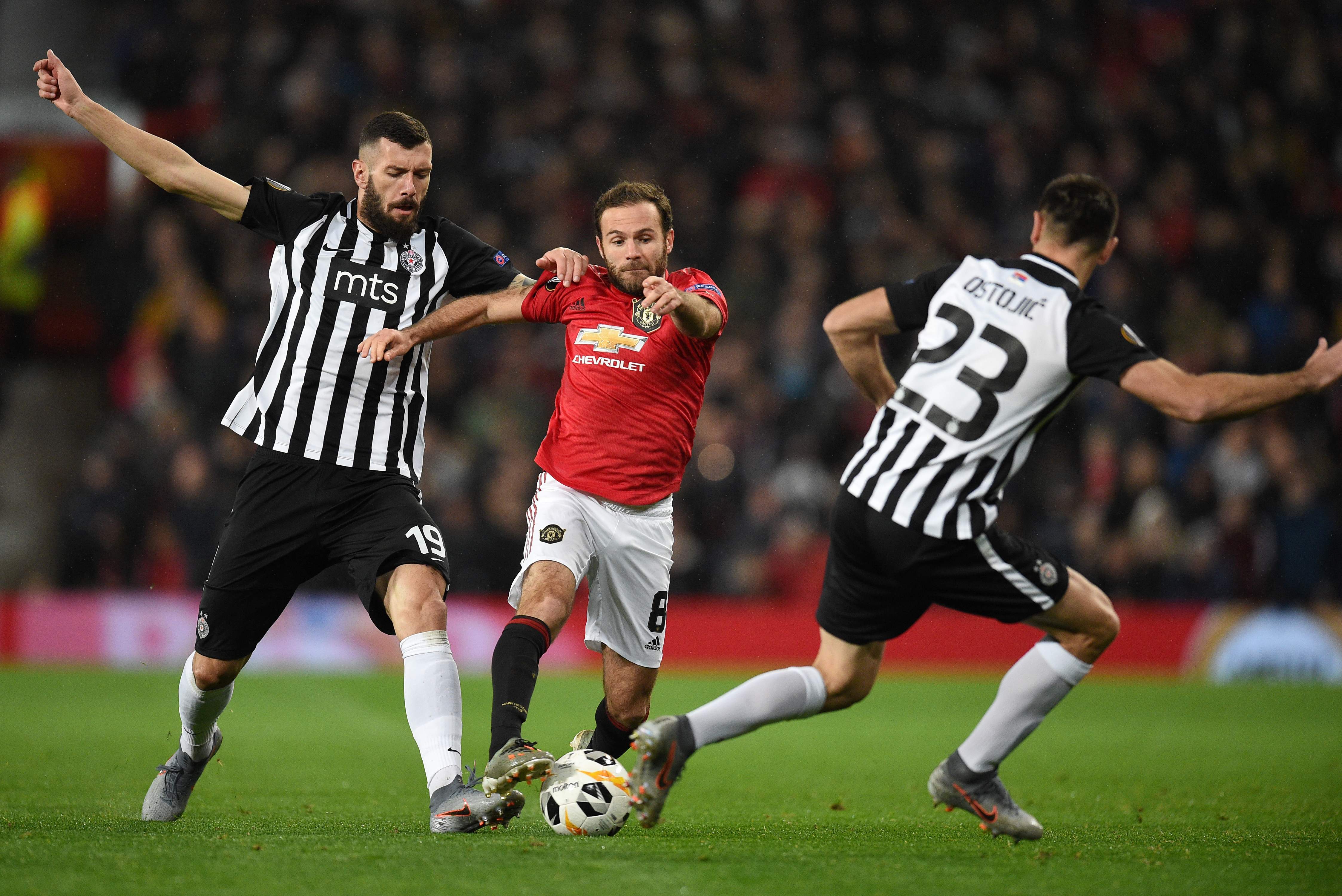 瓦伦西亚主场大胜奥萨苏纳，联赛排名上升