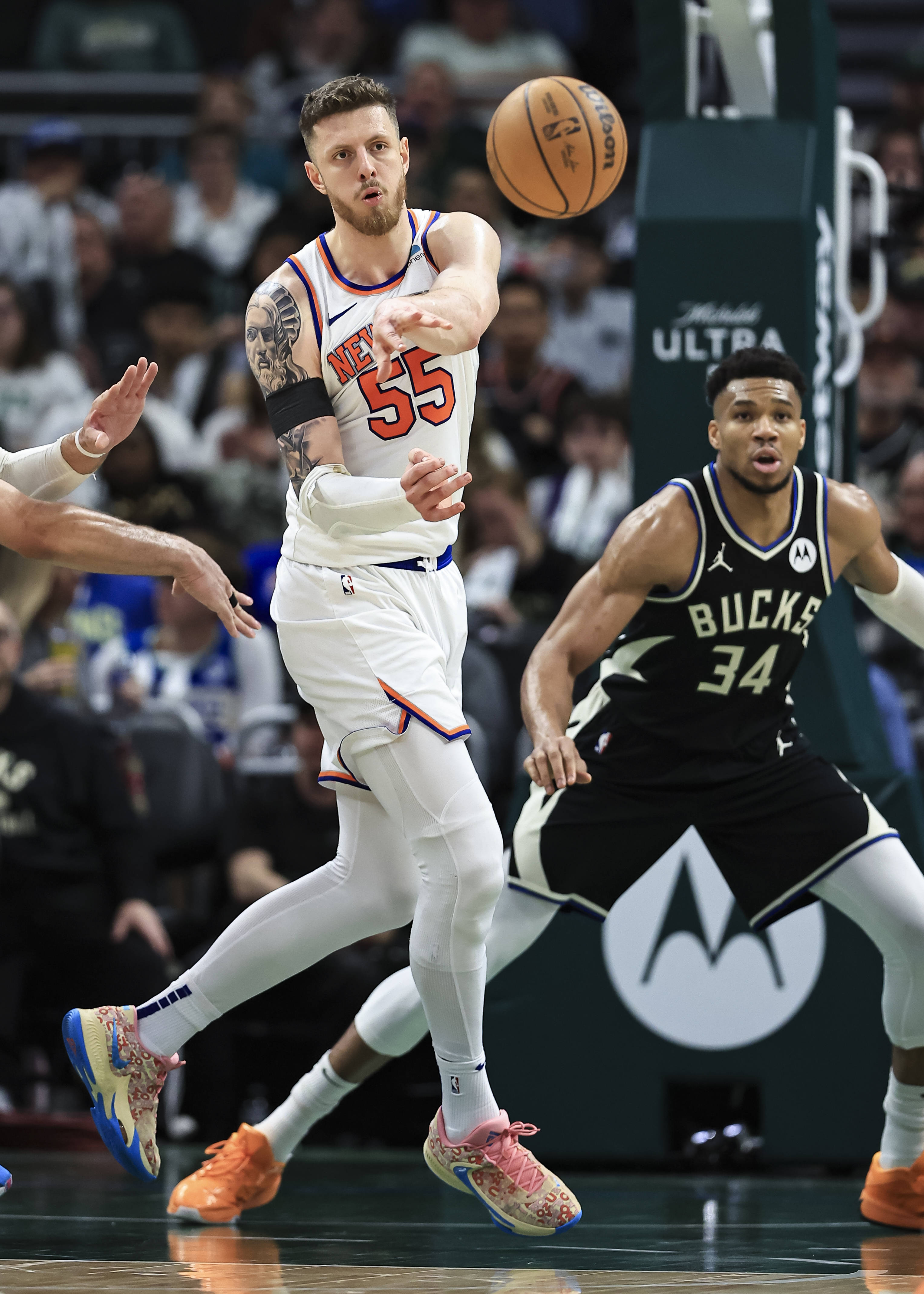 包含纽约尼克斯队遭遇主力受伤，面临困境的词条