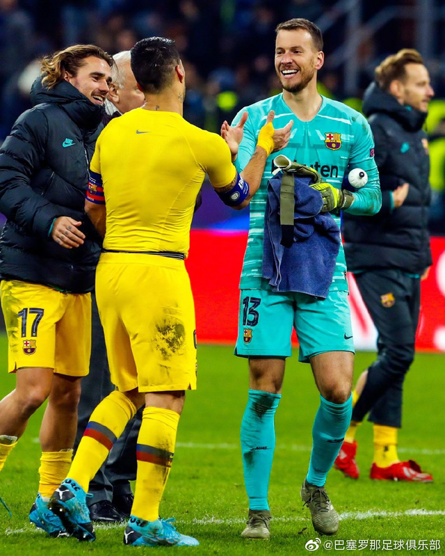 包含里昂队客场完胜对手，展现强大实力追赶领头羊的词条