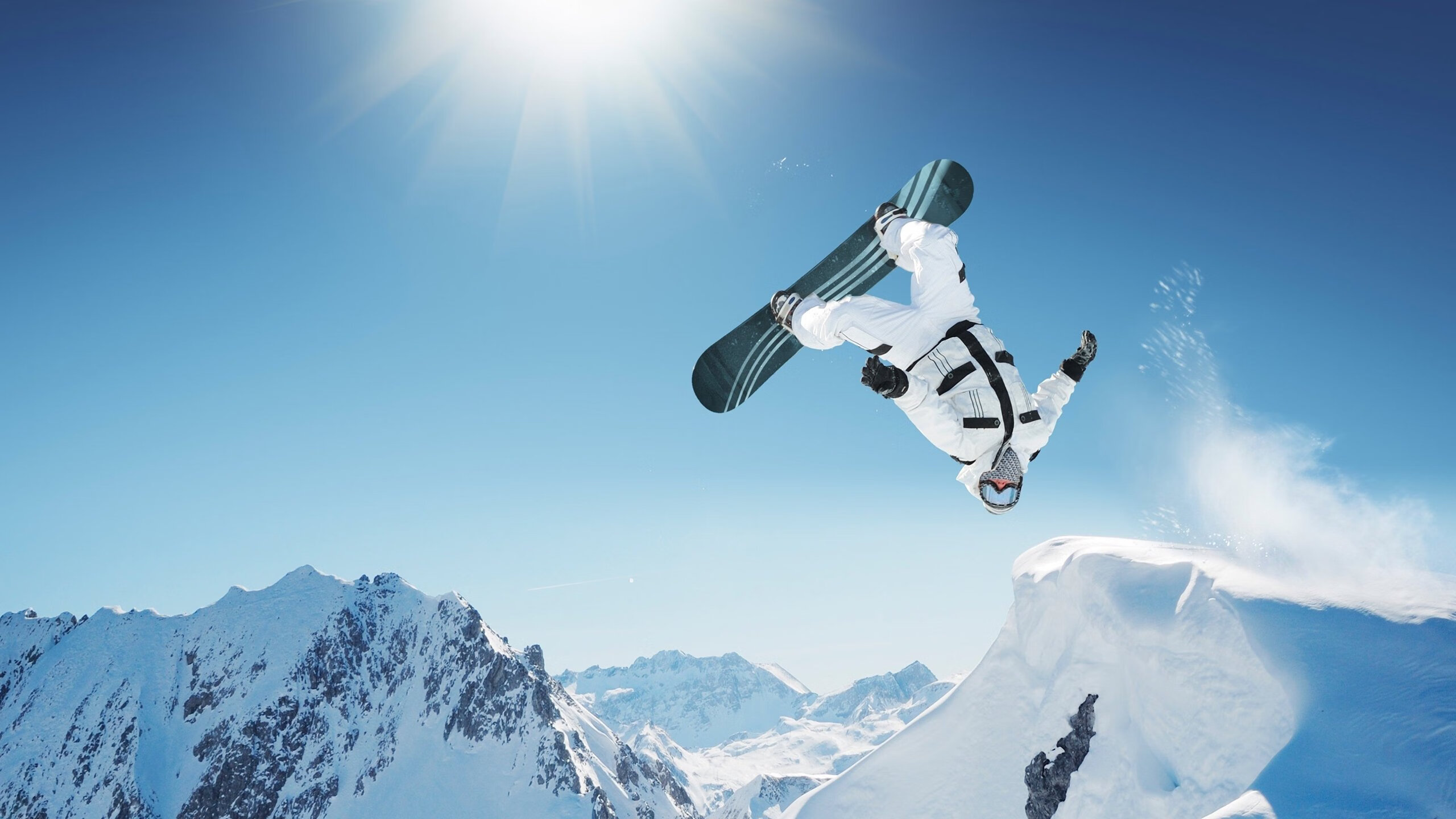 赛道与球场的双重奏，F1揭幕战悬念与湖人速胜的启示