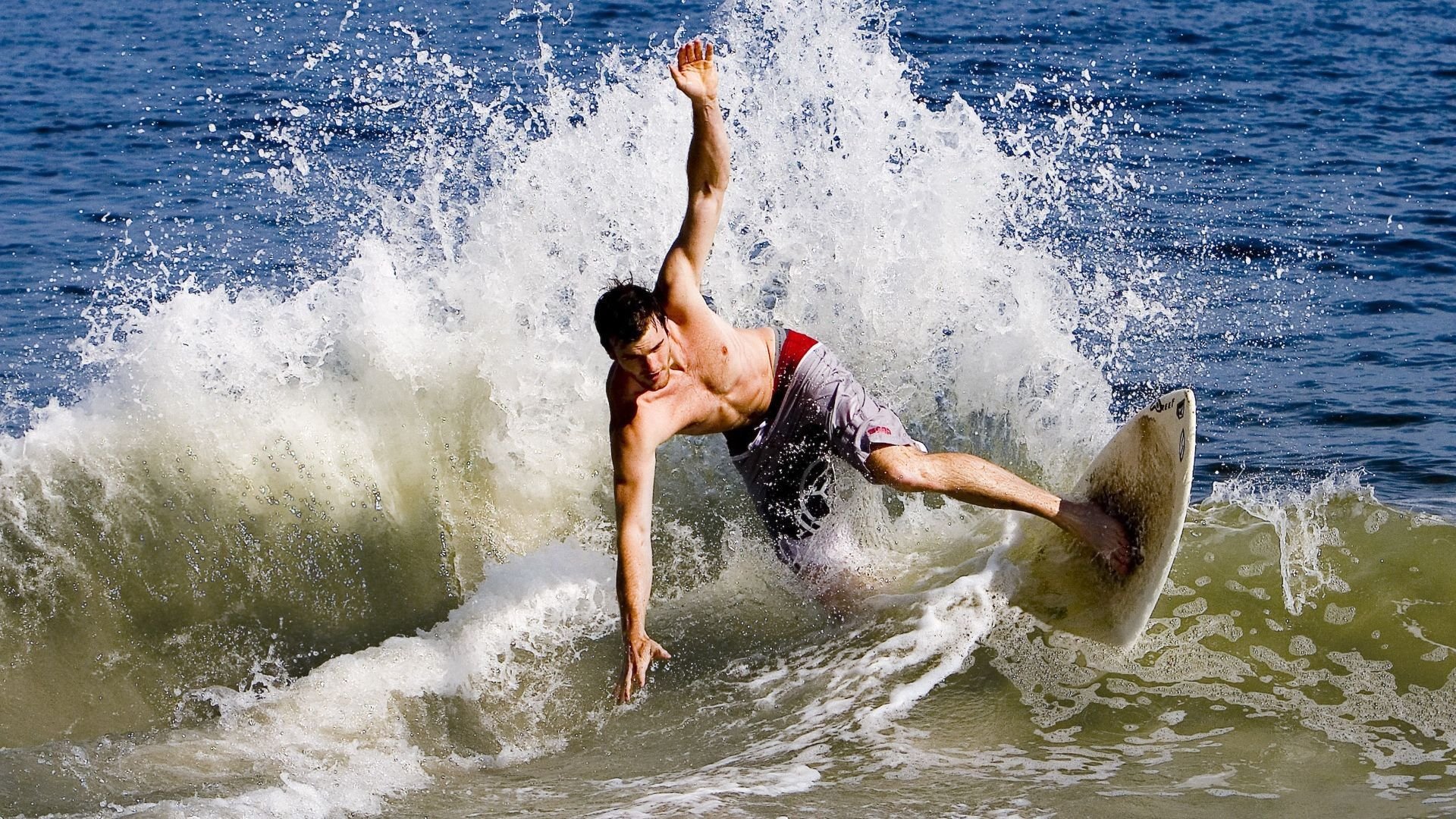 当大黄蜂撞上三狮军团，福登的冠军级表现如何定义现代足球的终极对决